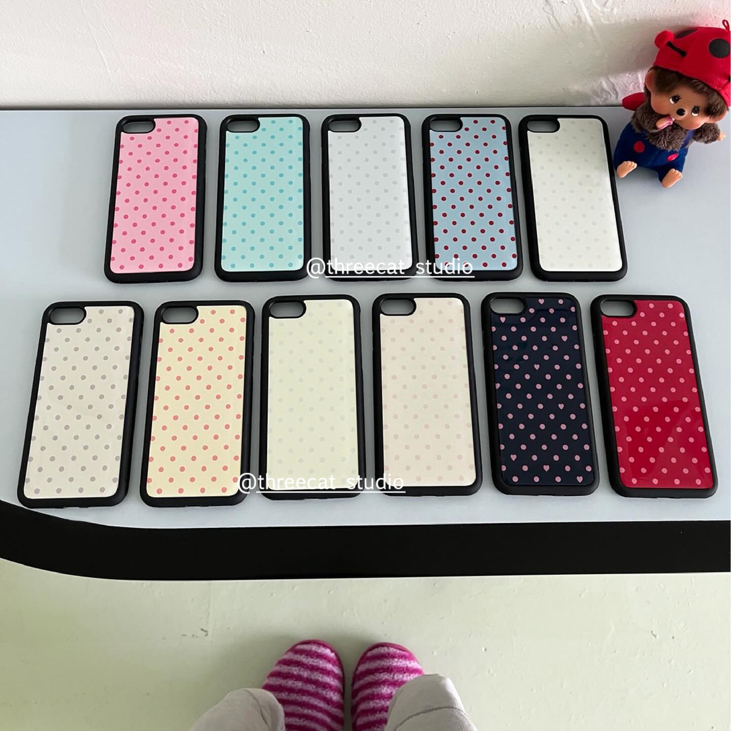 Phone Cases Korea - 韓国のカラフルな水玉模様の黒縁マット仕上げのiPhoneケース（iPhone 18、17 Air、16 Pro Max、15、14 Plus、13、12、11