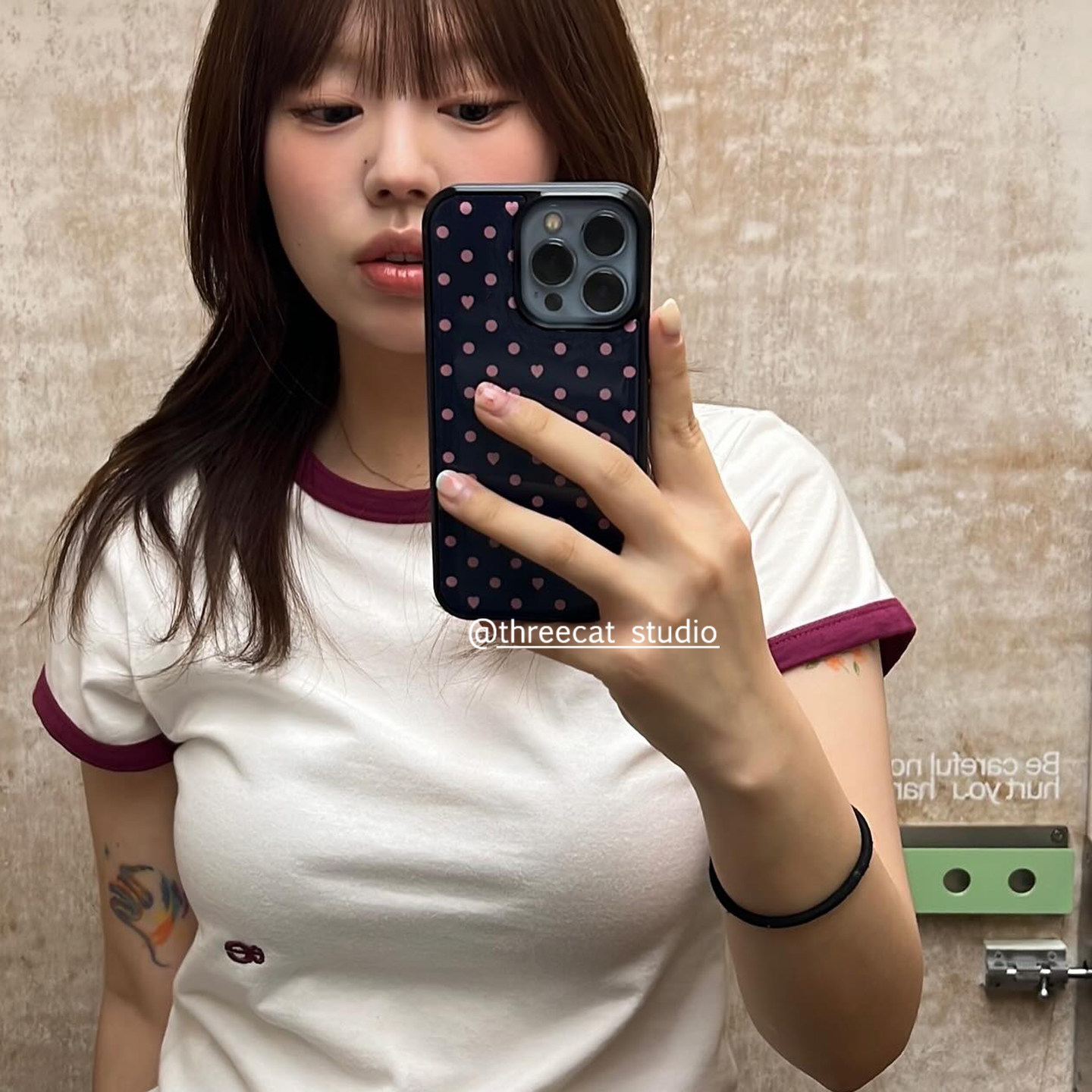 韓国のカラフルな水玉模様の黒縁マット仕上げのiPhoneケー - Phone Cases Korea のレビューと価格